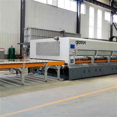 Kaca panel solar yang marah